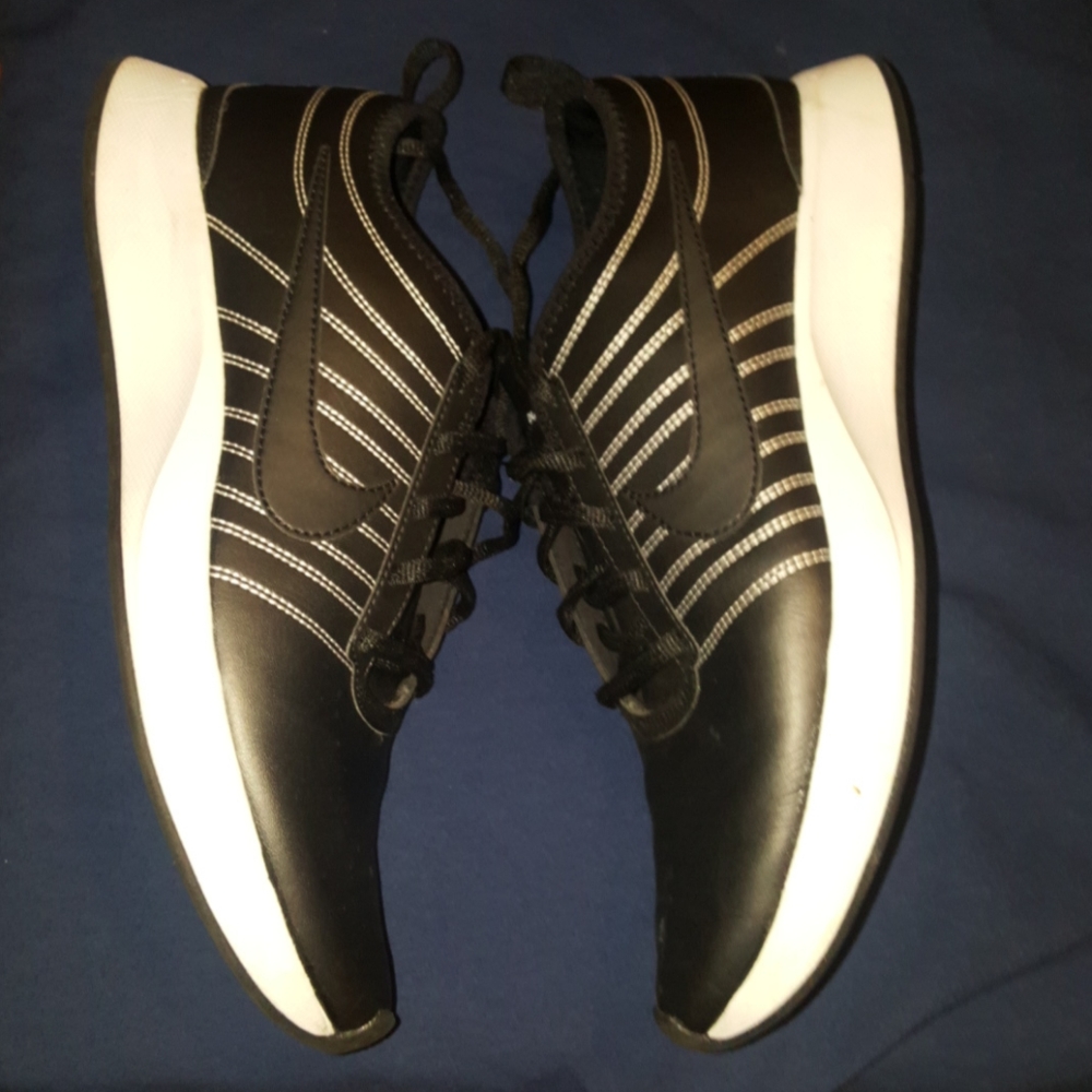NIKE DUALTONE shoes.